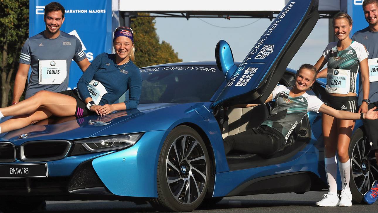 Fotoshooting mit den Hahner-Twins vor dem Berlin Marathon: Miriam Gössner macht auch auf der Motorhaube eine gute Figur