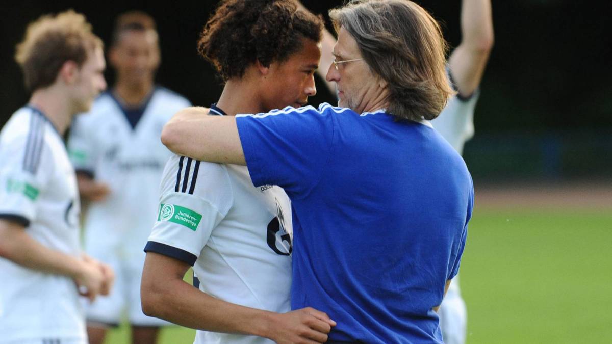 Norbert Elgert (r.) förderte Leroy Sané in der Jugend beim FC Schalke
