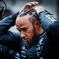Lewis Hamilton erlebt nach starken Leistungen zu Beginn des Wochenendes ein Debakel im Qualifying zum Großen Preis von China. Ferrari-Pilot Carlos Sainz sorgt kurz danach mit einem Crash ebenfalls für Aufmerksamkeit - und eine Unterbrechung der Session. Die Pole geht an den Favoriten. 