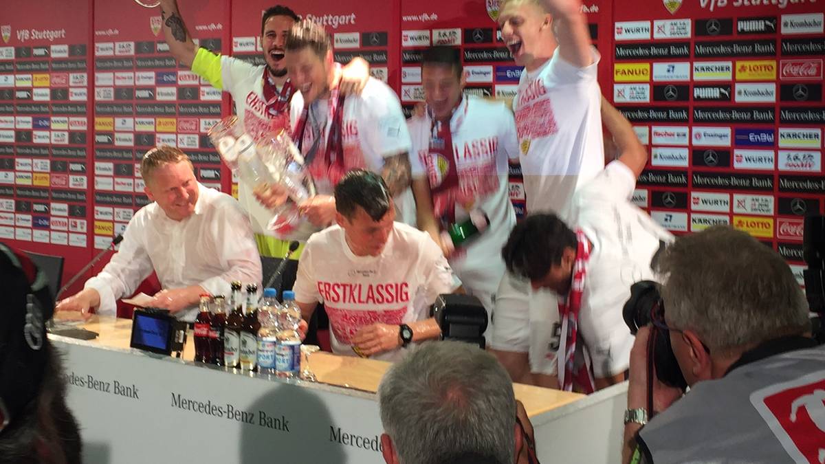 Und bekommt einige kalte Bierduschen