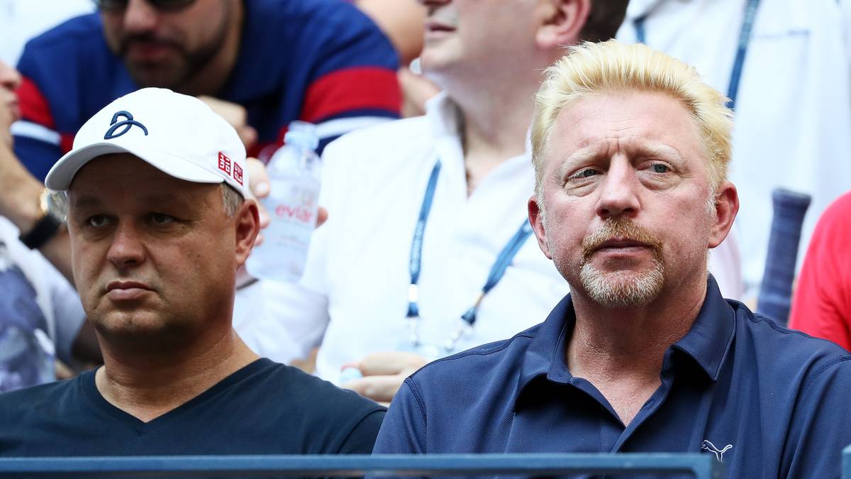 Nach einer Verletzungspause und einer Erstrundenniederlage bei den Olympischen Spielen folgt eine Final-Niederlage bei den US Open. Wenig später verliert Djokovic die Spitzenposition der Weltrangliste an Andy Murray. Coach Boris (r.) gerät unter Druck und sucht nach Lösungen