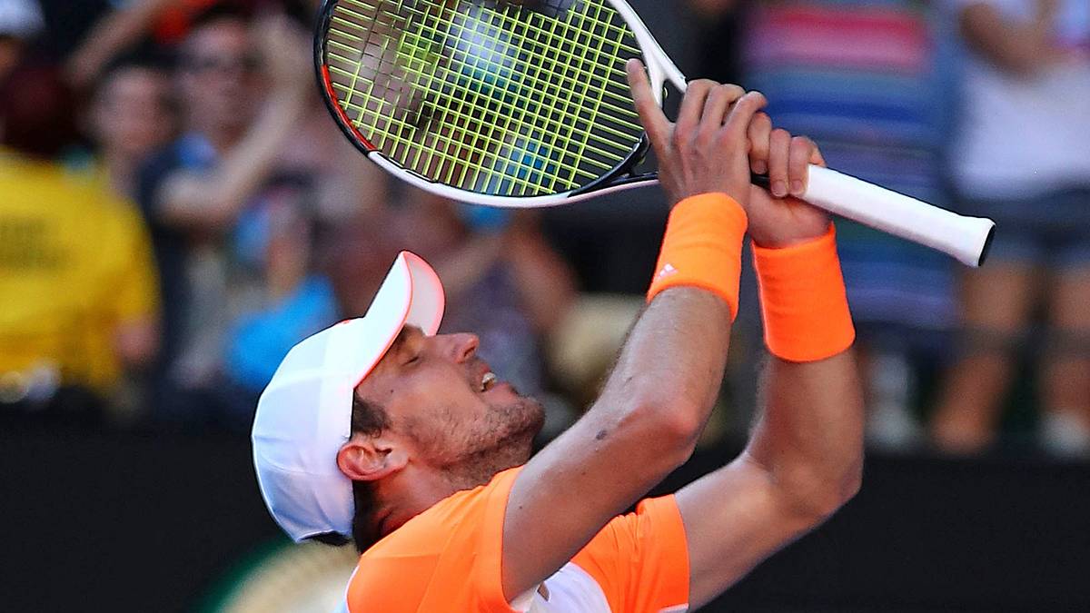 Nach seinem Triumph reckt Zverev die Arme hoch, bleibt sekundenlang ganz ruhig und schlägt dann vor lauter Glück einen Ball in den blauen Sommerhimmel