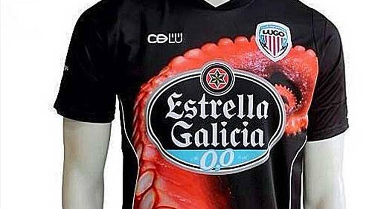 Aber auch das Auswärtstrikot hat es in sich: Geradezu abschreckend wirkt dieses Motiv - der Arm eines Oktopusses. Das war sicherlich nicht ganz im Sinne des Designers