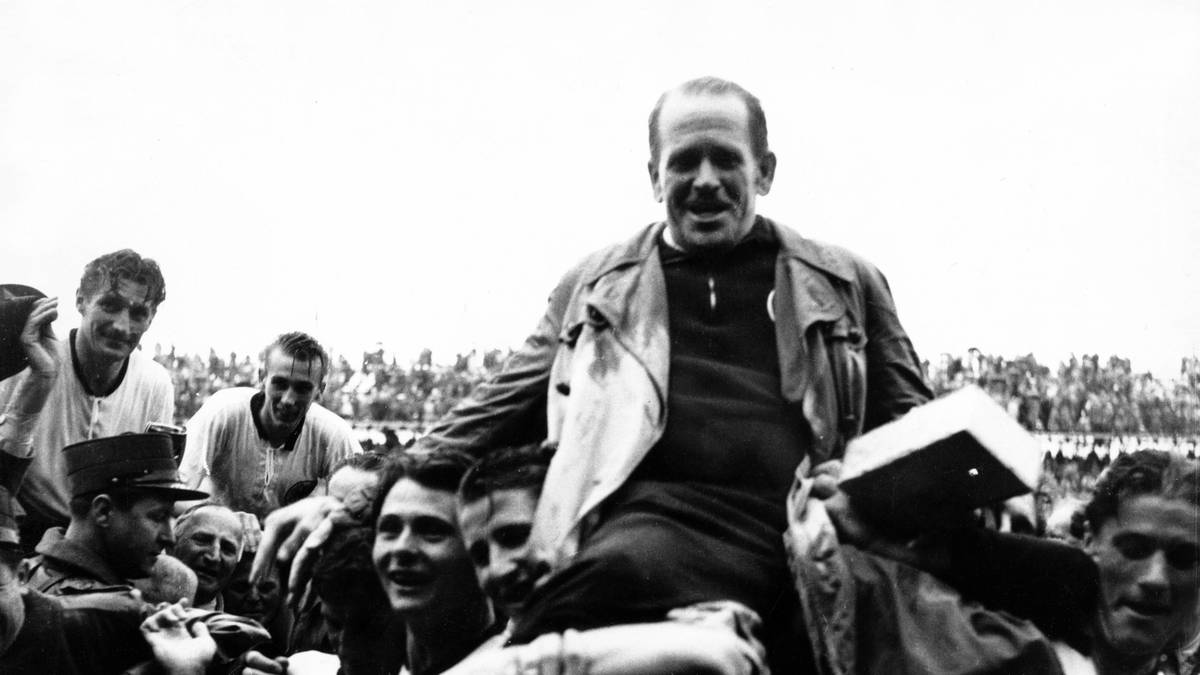 SEPP HERBERGER (Bundestrainer): 3-2-2-3 - Mit jener Aufstellung taktierte der disziplinvernarrte Trainer, dessen größtes Hobby immer das Schreiben war. Zu praktisch jedem Anlass schrieb er einen Brief, auch während der WM an die Geliebten seiner Spieler 