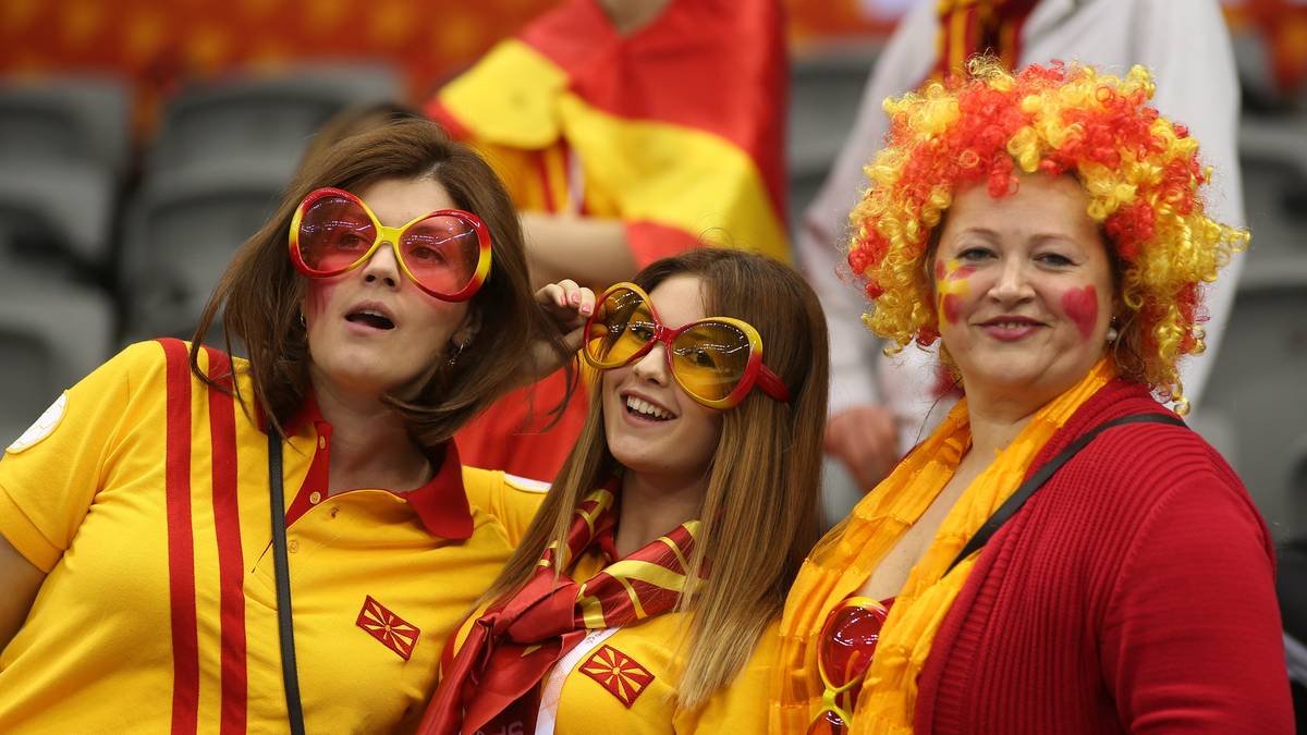 Doch auch den weiblichen Fans stehen die Farben super