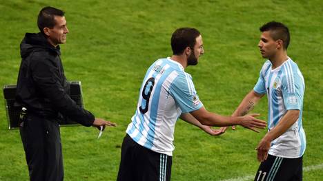 Sergio Agüero (r.) und Gonzalo Higuain sitzen bei Argentinien gegen Frankreich nur auf der Bank
