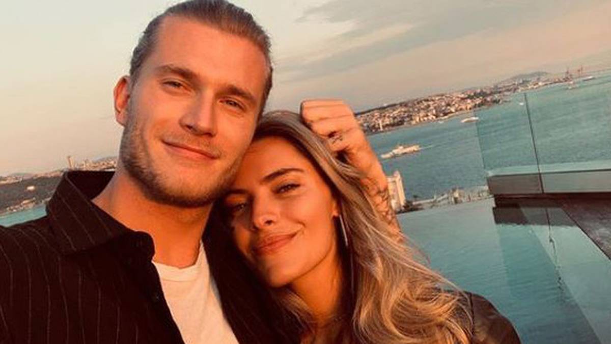 Da ist aber jemand glücklich. Sophia Thomalla schmiegt sich an Besiktas-Keeper Loris Karius. Gemeinsam mit ihrem Liebsten genießt sie Istanbul. "Heimat", schreibt sie zu diesem Schnappschuss