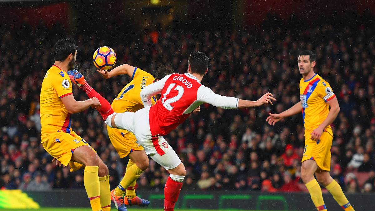 1. JANUAR 2017: Keine Woche später beweist Olivier Giroud eine neue Variante des "Skorpions" - nicht im Flug, sondern im Stehen. Der Arsenal-Stürmer trifft spektakulär gegen Crystal Palace