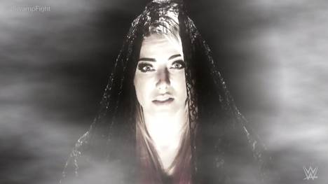 Mitten im Wyatt Swamp Fight bei WWE Extreme Rules taucht plötzlich die verkleidete Alexa Bliss auf. Braun Strowman gerät aus dem Konzept.