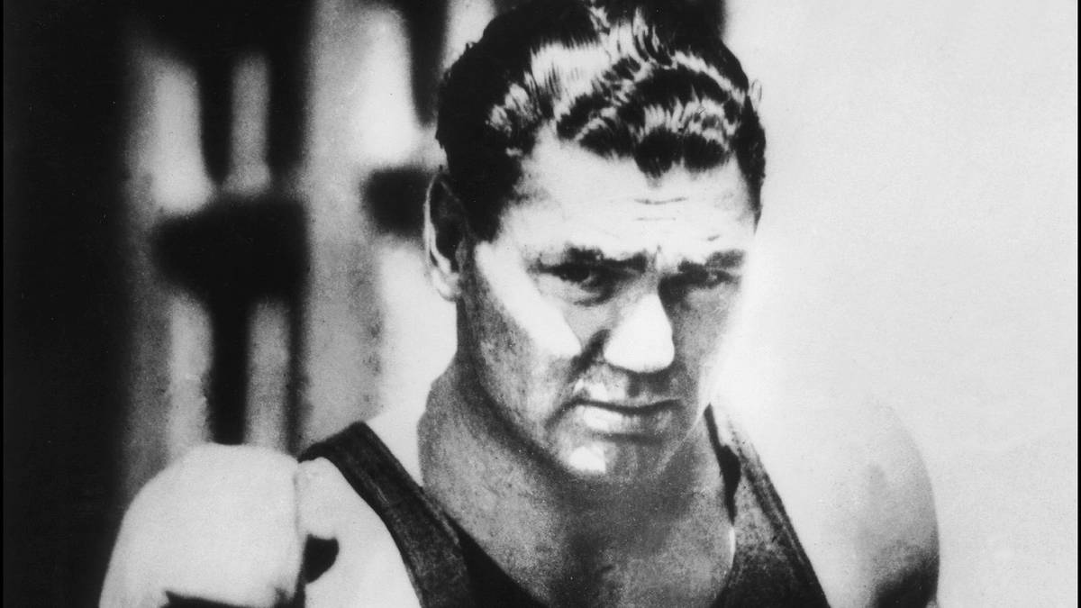 JACK DEMPSEY: War zwischen 1922 und 1926 unumstrittener Schwergewichts-Weltmeister und boxte zweimal vor über 100.000 Zuschauern. Wegen seines relativ aggressiven Verhaltens wurde der schwarzgebänderte Buntbarsch im englischen Sprachraum nach Dempsey benannt