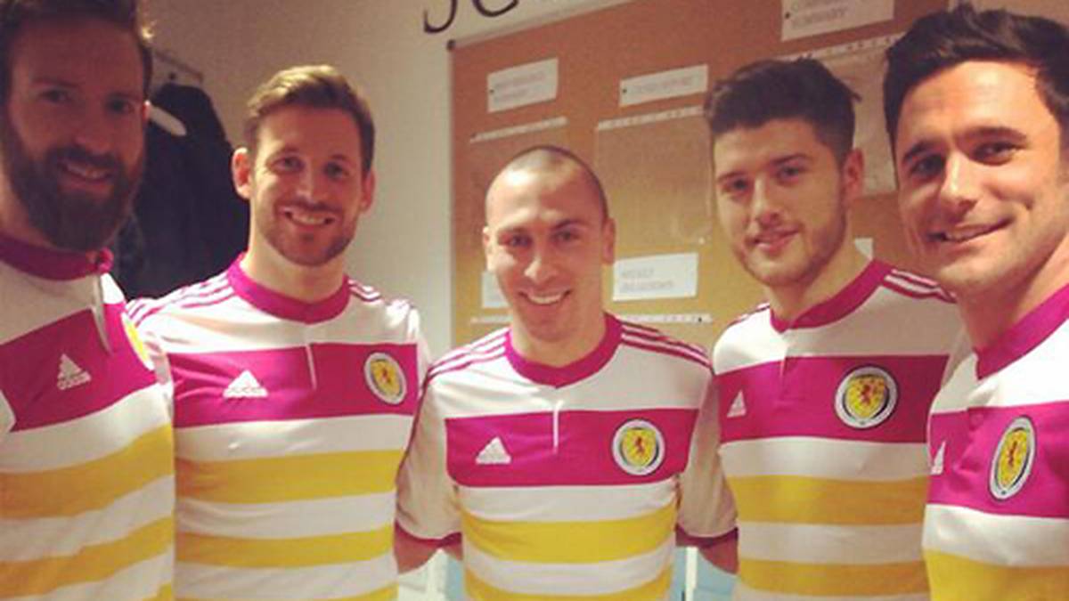 Braveheart in Pink und Gelb! Die schottische FA präsentiert ihr Auswärtstrikot - in einer fragwürdigen Farbkombination.