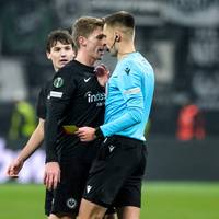 Komplett-Ausraster! Eintracht-Star geht auf Schiri los