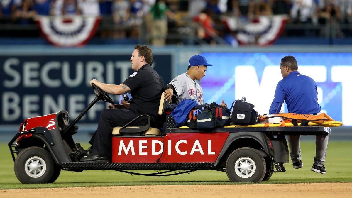 Ruben Tejada von den New York Mets auf einem Medical Kart