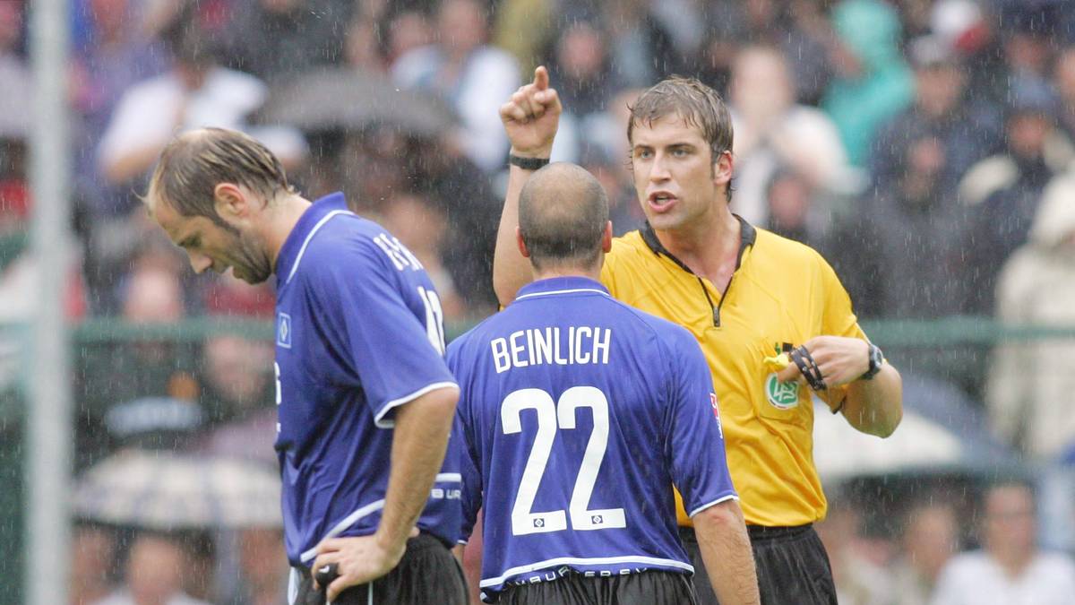 Zuvor wird auch der deutsche Fußball von einem Skandal erschüttert: Schiedsrichter Robert Hoyzer (rechts) gibt zu, unter anderem das DFB-Pokalspiel am 21. August 2004 zwischen dem HSV und Paderborn verschoben zu haben. 67.000 Euro kassierte er für seine Manipulationen von der "Wettmafia" - und wird zu einer Haftstrafe von zwei Jahren und fünf Monaten verurteil, als alles auffliegt