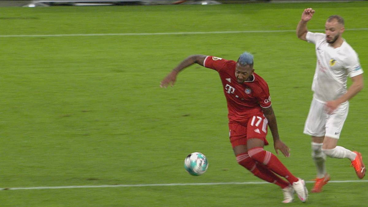 Kurz vor der Halbzeit wird der 1. FC Düren gegen den FC Bayern einer Großchance beraubt: Ein Stolperer von Jerome Boateng wird vom Schiedsrichter als Stürmerfoul gepfiffen.