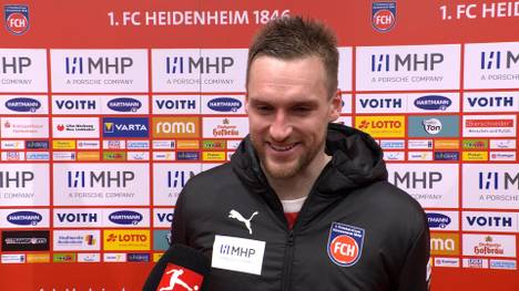 Vom Leverkusener Lob will Heidenheims Patrick Mainka nach dem Spiel nicht so viel wissen. Stattdessen spielt er den Ball zurück.