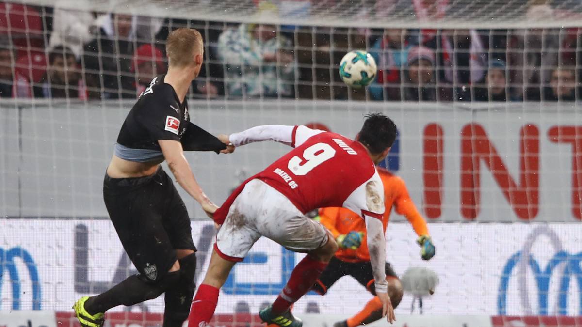 Offensichtlich ebenfalls überrascht ist Stuttgarts Keeper Ron-Robert Zieler, als Yoshinori Muto kurz vor der Halbzeit einfach mal aus gut 20 Metern abzieht