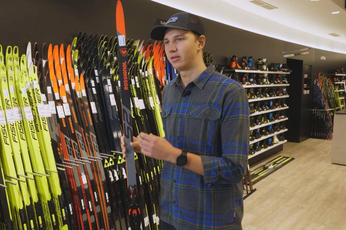 Auch bei Langlauf-Skiern gibt es ganz verschiedene Modelle zur Auswahl. Experte Fabian Futterknecht stellt die unterschiedlichen Skier vor und gibt wertvolle Tipps, auf was man bei einem Kauf achten sollte. 