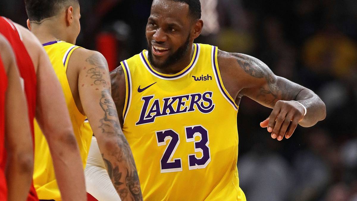 Defensiv wird es mit James auf der Eins dagegen problematisch. Das dreckige Geheimnis des Superstars ist schon seit Jahren, dass er sich mit 34 Jahren hinten eher ausruht und seinem Team so mehr schadet als hilft. Gegen die Masse der schnellen, jungen Point Guards der Liga wäre das fatal.