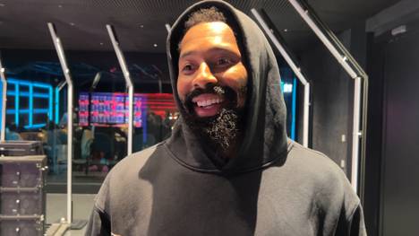 Spencer Dinwiddie ist die neueste Verstärkung des FC Bayern Basketball. Der Amerikaner spricht nach seinem Debüt über die Unterschiede zur NBA.