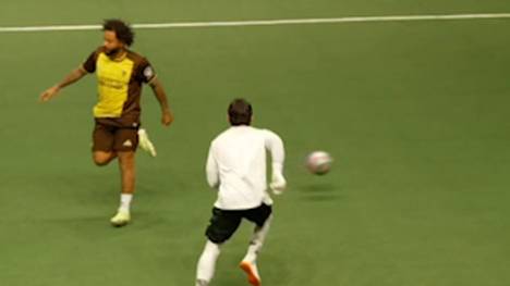 Der ehemalige Real-Kapitän Marcelo zaubert bei der Icon League mit Präsident Toni Kroos. Dem Brasilianer gelingen drei Tore und eine Vorlage, womit er die "Berlin Underdogs" zum Sieg führt.