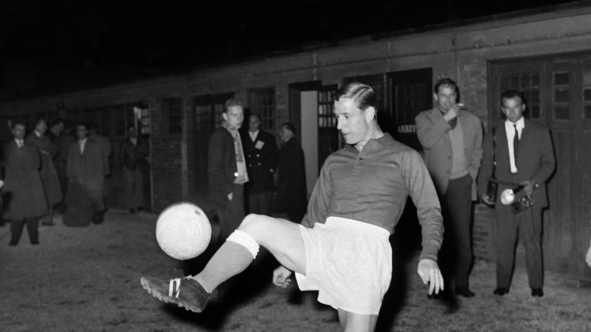 1958: RAYMOND KOPA (Frankreich/Real Madrid): In diesem Jahr ist das Endspiel um Europas Krone so knapp wie noch nie, erst in der Verlängerung bezwingt Real den AC Milan. Kopa erlebt auf dem rechten Flügel eine überragende Saison