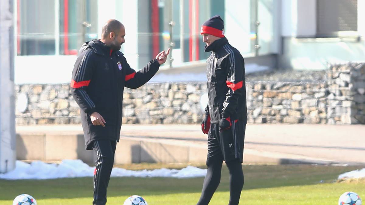 Doch die Operation hat nicht den erwünschten Effekt. Unter dem neuen Trainer Pep Guardiola kommt Schweinsteiger zwar regelmäßig zum Einsatz, schmerzfrei ist er jedoch fast nie. Viele kleine Verletzungen werfen ihn immer wieder zurück