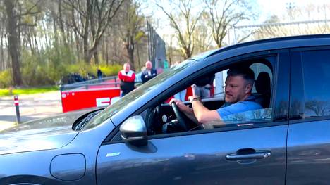 Kurzauftritt beim Trainer-Gipfel: Hier düst der Noch-Trainer Lukas Kwasniok vom Geißbockheim ab.