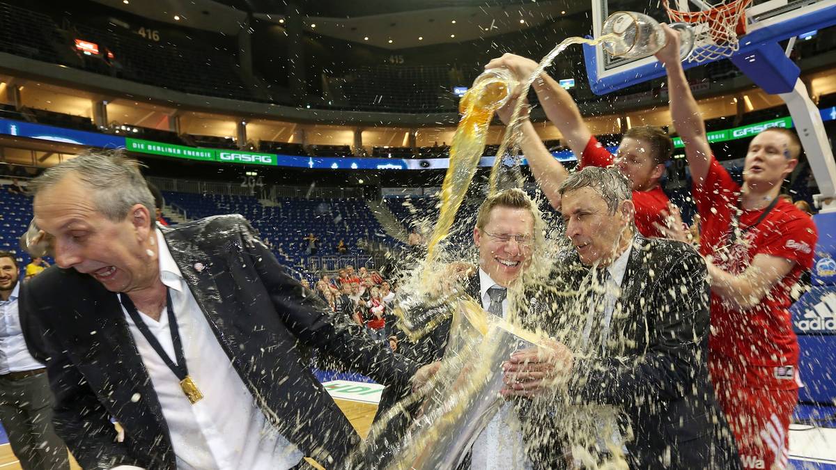 Pesic reckt den Pott gen Himmel, selbstredend wird ihm eine Bierdusche zuteil