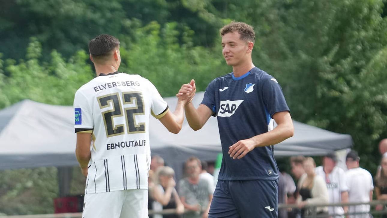 Fisnik Asllani (r.) und Younes Ebnoutalib während eines Testspiels zwischen Hoffenheim und Elversberg