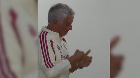 Jose Mourinho scherzt mit einem Journalisten nach der Pressekonferenz von Real Madrid. Der Portugiese kommt noch einmal zurück, um dem Medienschaffenden scherzhaft zu drohen. 