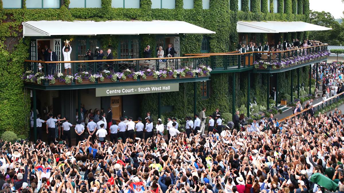 Kurz nach dem Finale präsentiert der Champion den Pokal den Fans auf dem Balkon des Klubhauses