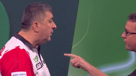 Mensur Suljovic schlägt Joe Cullen in einem ereignisreichen Match bei der Darts-WM. Erst ist der Österreicher "völlig von der Rolle", wird dann von Caller Kirk Bevins ermahnt - und besteht dennoch. 