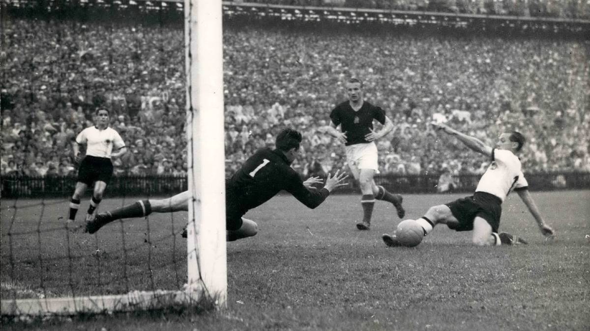 MAX MORLOCK (Halbstürmer): Bester deutsche Torschütze des WM-Turniers mit sechs Treffern, davon der wichtige 1:2-Anschluss im Finale gegen Ungarn (Foto). "Er konnte einen Karren aus dem Dreck ziehen", sagte Fritz Walter über ihn
