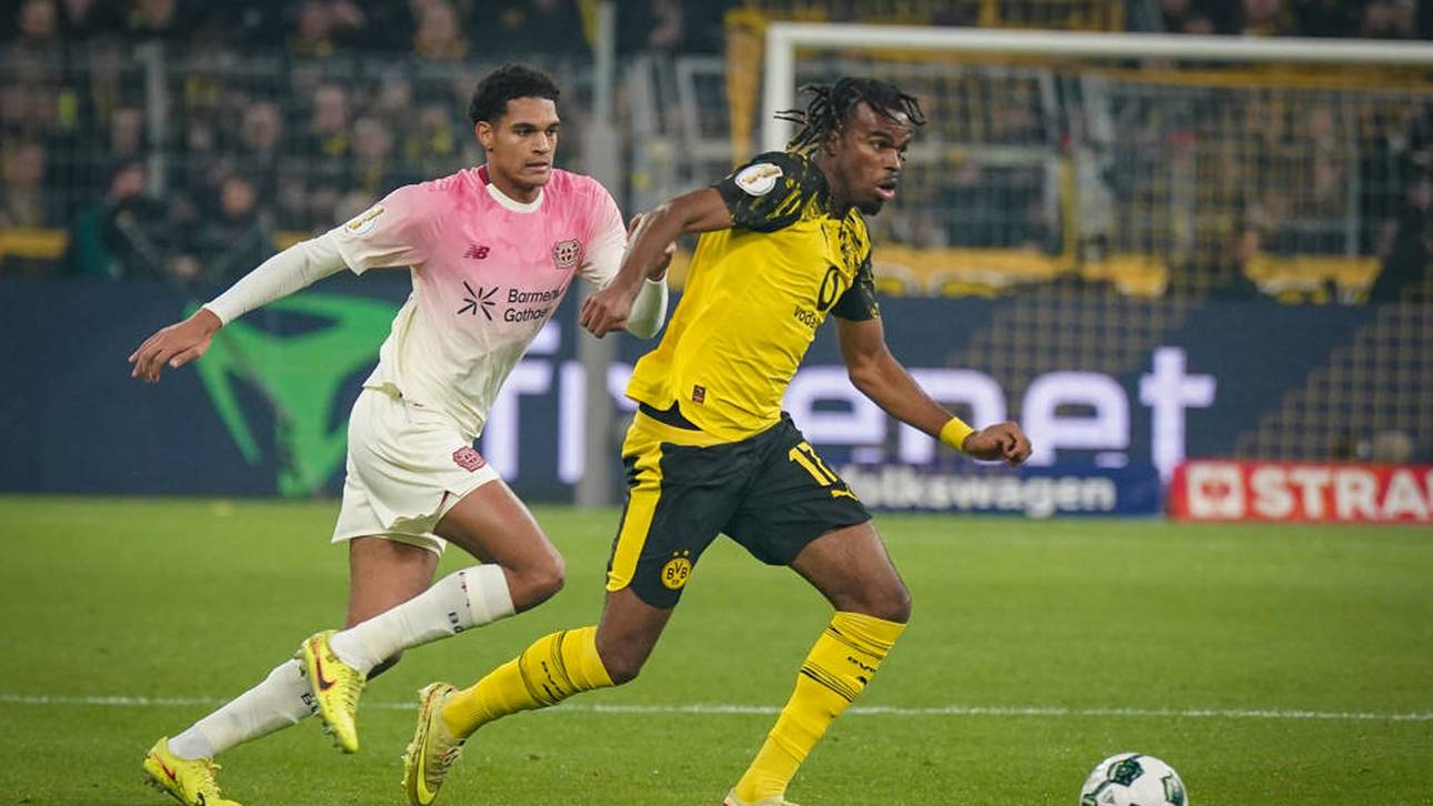 Carney Chukwuemeka (r.) wurde im Strafraum leicht gehalten