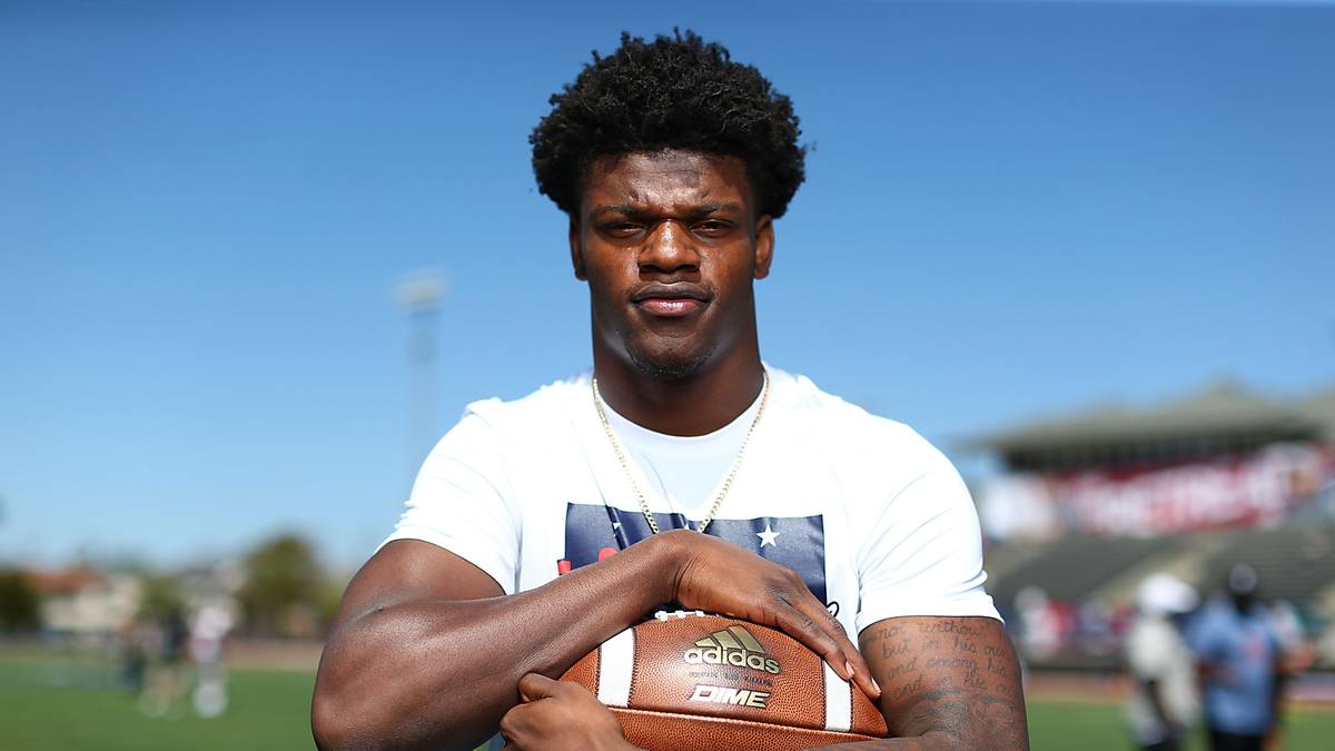 Als jüngster Spieler aller Zeiten erhielt der Quarterback 2016 zudem die Heisman Trophy