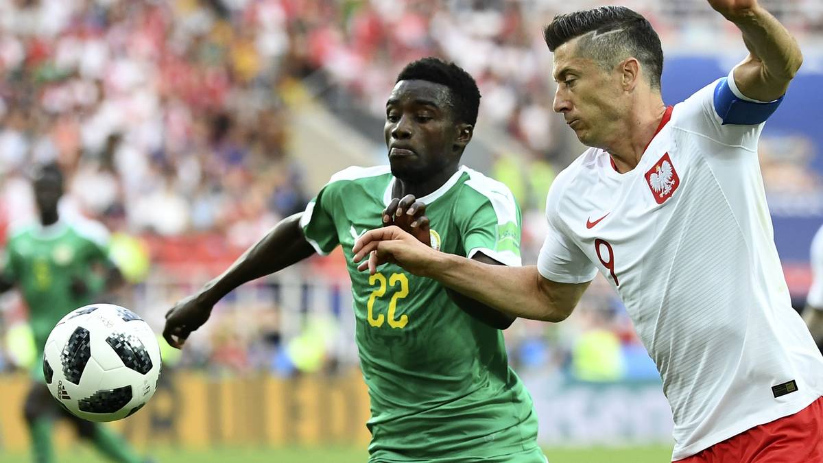MOUSSA WAGUE (SENEGAL): Zusammen mit dem Neu-Schalker Salif Sane hielt der Innenverteidiger keinen Geringeren als Robert Lewandowski in Schach - und das mit nur 19 Jahren. Klar, dass dem Spieler des belgischen Erstligisten KAS Eupen jetzt viele Türen offenstehen