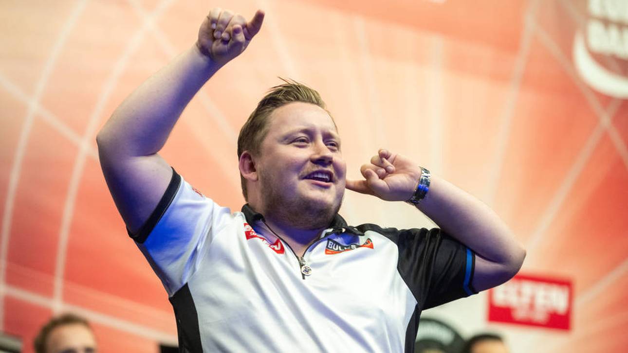 Zu diesem Song läuft Schindler ein