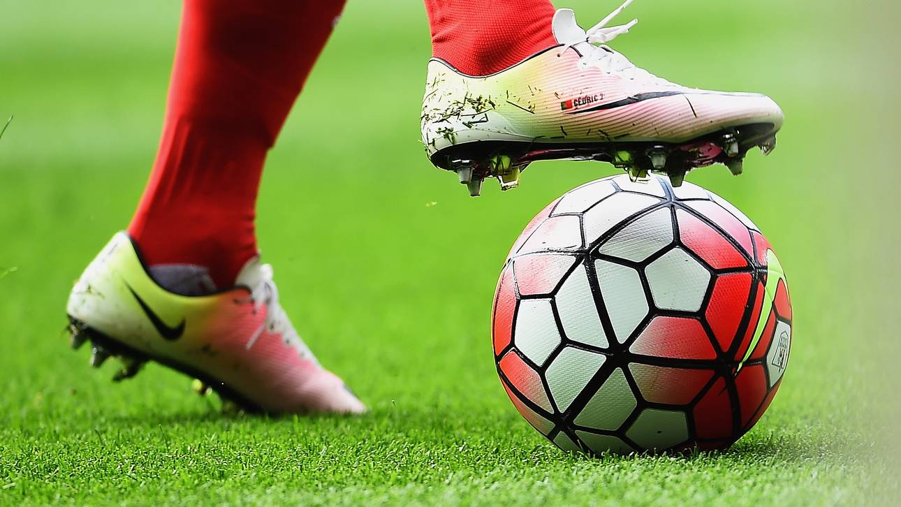 Kickt England bald mit buntem Ball?