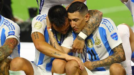 Angel Di Maria und Lautaro Martinez nach dem gewonnenen Finale gegen Kolumbien. 