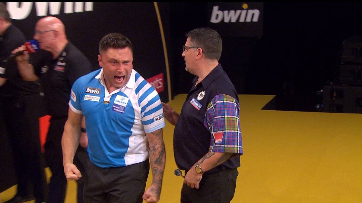 GRAND SLAM OF DARTS, 9. bis 17. November: Es ist der traditionelle Clash zwischen den konkurrierenden Verbänden PDC und BDO. Zu den 25 Spielern ihrer Vereinigung lädt die PDC auch sieben Spieler der BDO ein. Das Finale 2018 wurde zum Skandalspiel. Der spätere Gewinner Gerwyn Price (l.) entnervte Gary Anderson mit seinem grenzwertigen Benehmen auf der Bühne und wurde bei der Siegerehrung ausgebuht