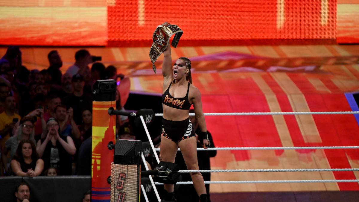 ... und posiert stolz auf den Ringseilen