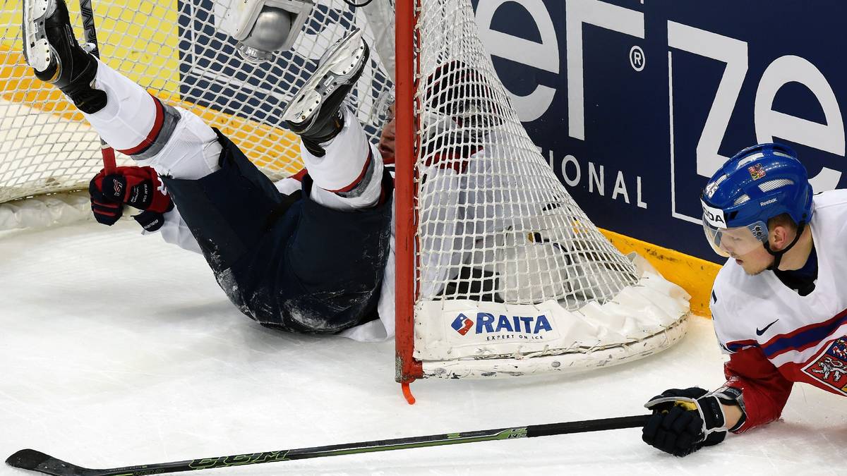 Die Amerikaner drücken im wahrsten Sinne des Wortes aufs Tor und verschieben es sogar, bevor endlich der Ausgleich fällt