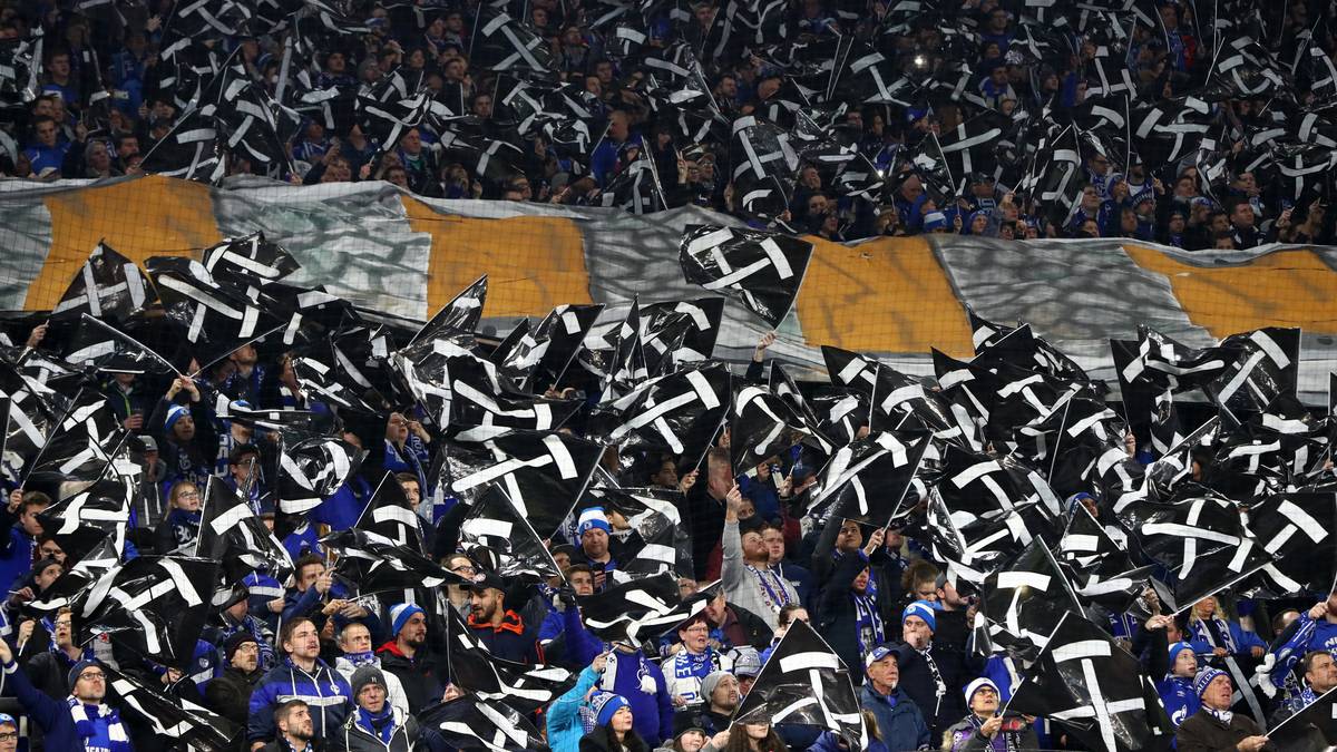 ... und auf den Rängen in der Veltins Arena auf Schalke