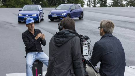 Seit 20 Jahren sorgt der Golf R für Verzückung bei den Hot Hatch-Fans. Zusammen mit Rennfahrer Benny Leuchter geht Motorexperte Tim Schrick in zwei Generationen VW Golf R am Bilster Berg auf Erfolgsspuren-Suche. Anfangs noch mit einem 6-Zylinder, muss sich auch die aktuelle 4-Zylinder-Generation dank Torque Vectoring nicht verstecken. 