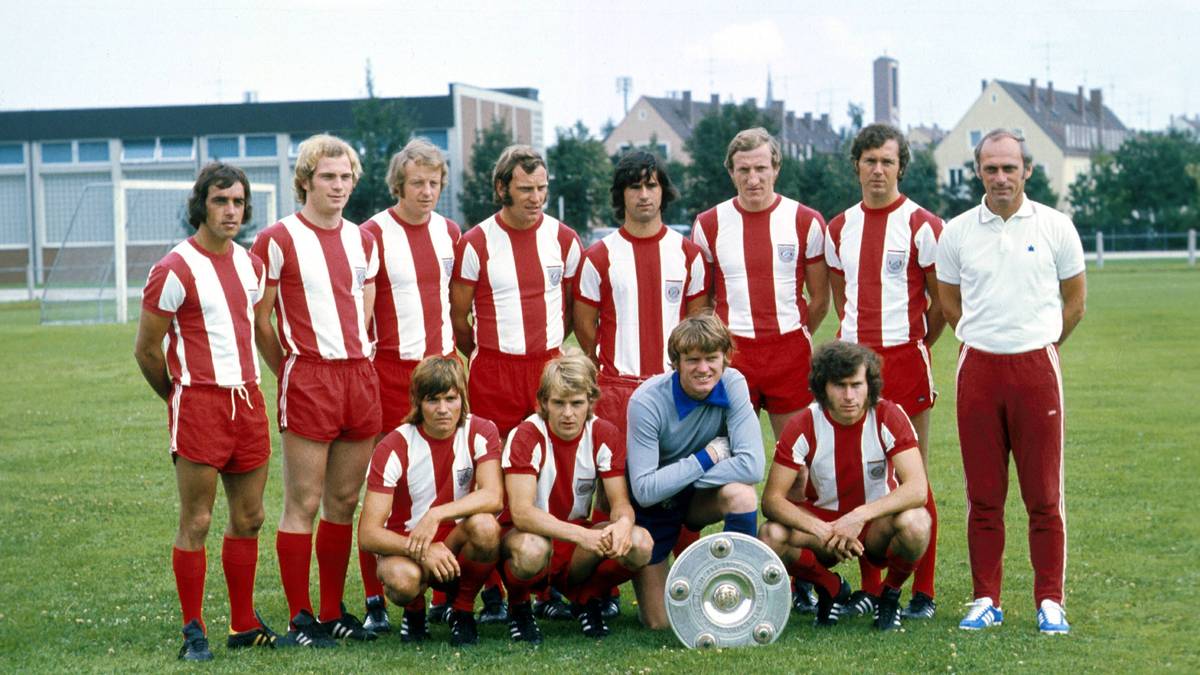 1971/72 wird der FC Bayern mit der neuen Rekord-Zahl von 101 Toren Meister, Müller glücken davon allein 40. Diese Schallmauer wurde erst in der Saison 2020/21 von Robert Lewandowski (41) gebrochen