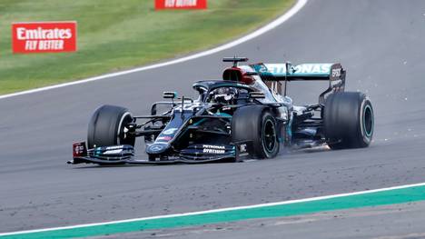 Lewis Hamilton gewann trotz Reifenschadens das Rennen in Silverstone