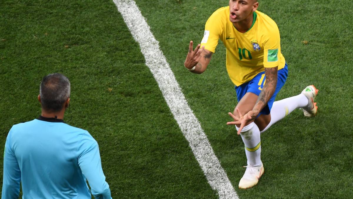 Auch in der Nachspielzeit wird Neymar zu Fall gebracht. Er kommt beim Zählen der Fouls nicht mehr mit