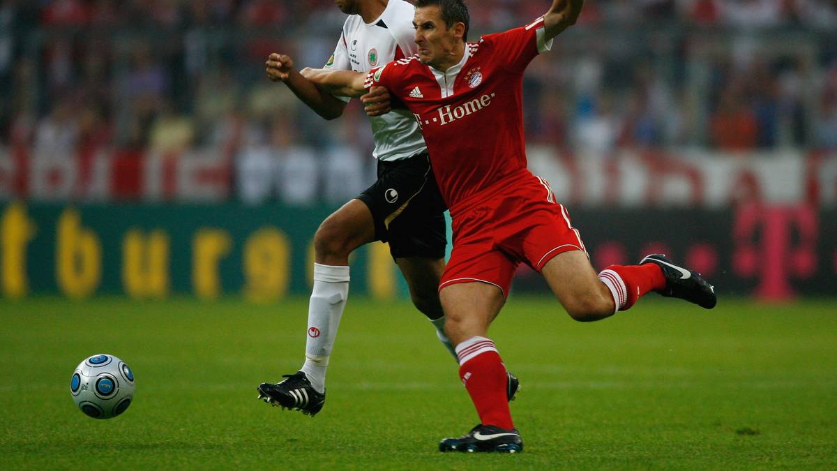 Als Edeljoker fungiert immer mehr MIROSLAV KLOSE (25/3), präsentiert sich dabei allerdings nicht allzu treffsicher. LUCA TONI ist auch nur noch Backup und wechselt nach nur vier Einsätzen ohne Tor in der Winterpause zur Roma. Dafür präsentiert sich THOMAS MÜLLER (34/13) als vielseitiger Offensivspieler