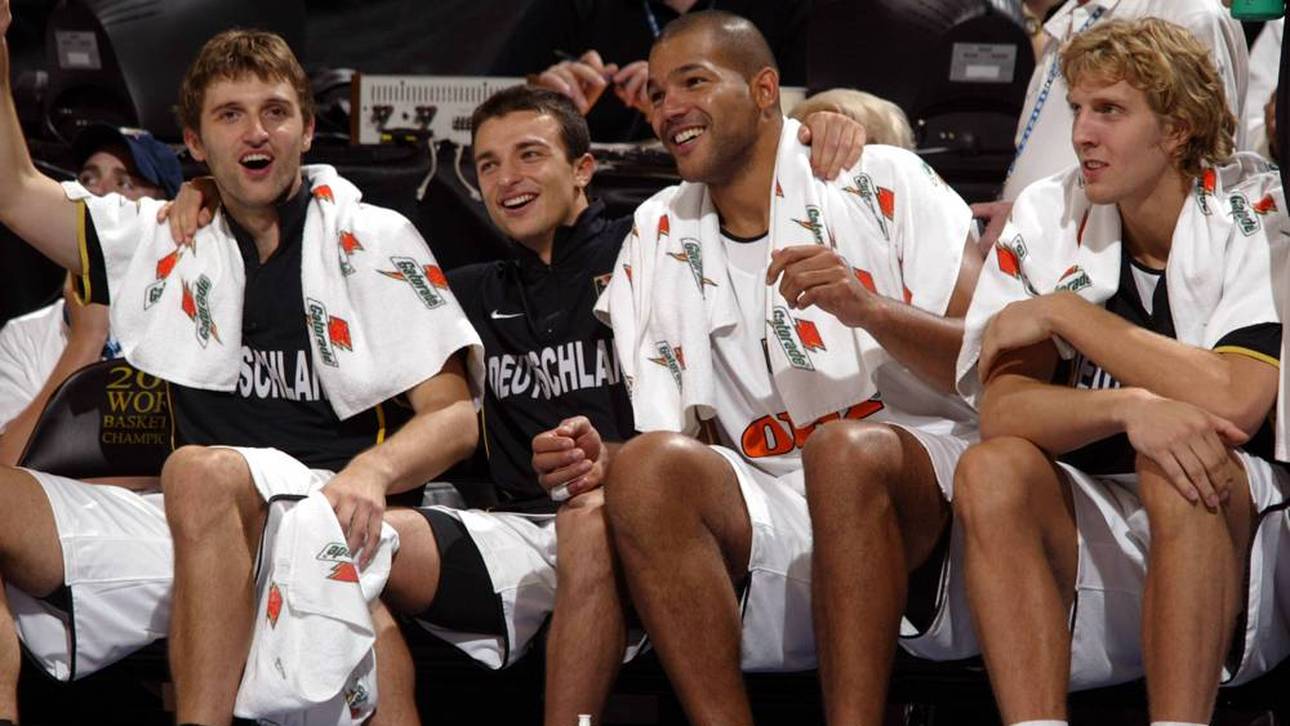Mithat Demirel (2.v.l.) holte 2002 bei der Basketball-WM zusammen mit Dirk Nowitzi (r.) Bronze